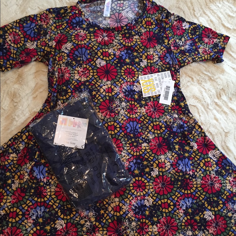 NWT LuLaRoe Perfect Tee with matching OS leggings!